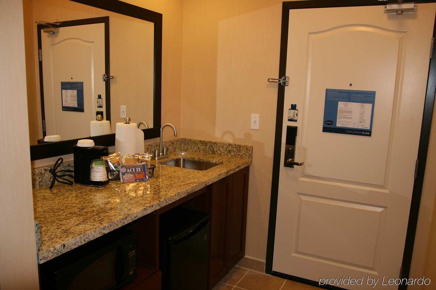 Hampton Inn & Suites New Castle, Pa Quarto foto